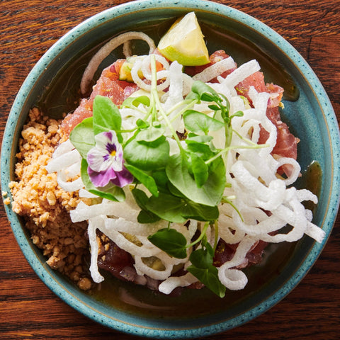 2.  TUNA GOHU  Tuntartar med basilikummayo, korianderdressing og knust Jordnød