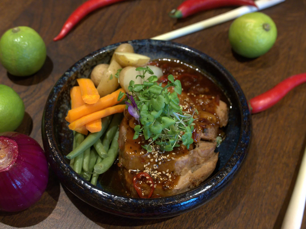 26.  BISTIK SAPI    Hollandsk-indonesisk grillet oksekød serveret med sæsonens  dampede grøntsager, kartofler og sort pebersauce