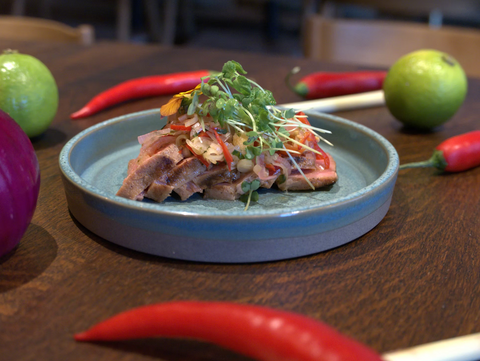 2. TUNA SAMBAL MATAH Grillet tun med balinesisk chili relish og lime