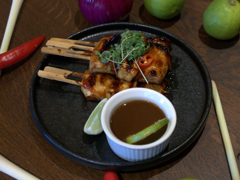 5. SATE TAHU JAMUR – 3 STK Kongeøsters- og tofu satay serveret med tamarinde sauce