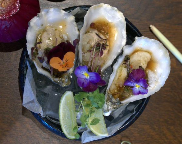 8. TIRAM –1 STK   Frisk østers serveret med lime – koriandersauce og    citrongræs – isgarniture