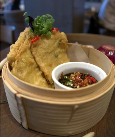 6. TEMPE MENDOAN – 3 Stk    Friturestegt tempeh serveret med sojasauce og sambal.