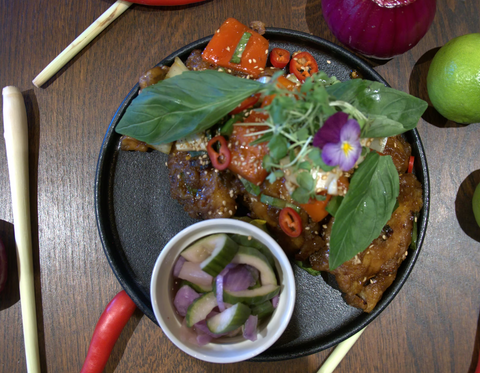 29. SAMBAL GORENG TERONG  Friturestegt aubergine med sambalsauce og syltede agurker  serveret med jasminris